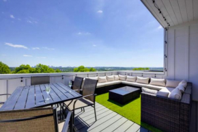 Luxury four-story Home with Rooftop views, 10min to Downtown! Sleeps 12!